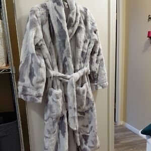 Chelsea & Violet Gray and White Robe